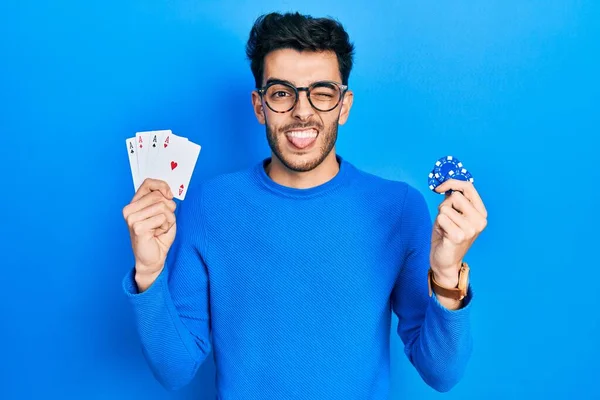 Jovem Hispânico Jogando Poker Segurando Fichas Casino Cartões Furando Língua — Fotografia de Stock