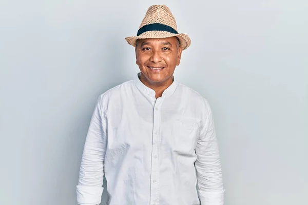 Homem Latino Meia Idade Vestindo Roupas Casuais Chapéu Olhando Positivo — Fotografia de Stock