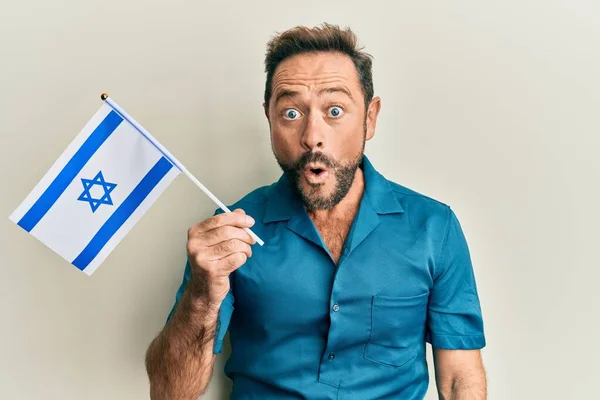 Homem Meia Idade Segurando Bandeira Israel Assustado Espantado Com Boca — Fotografia de Stock