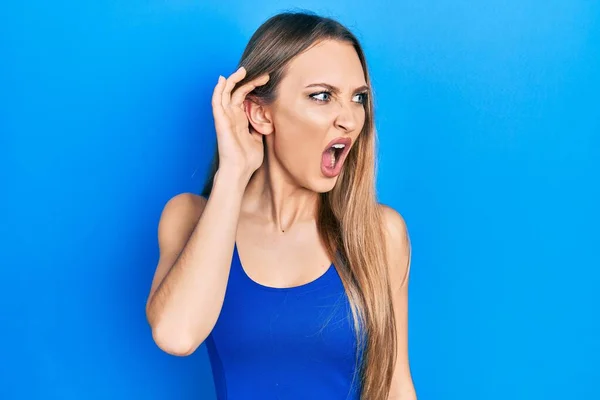 Mladá Blondýnka Poslouchá Gesto Rukou Uchu Rozzlobená Šíleně Křičící Frustrovaná — Stock fotografie