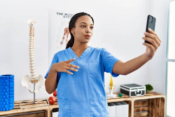 Young African American Woman Wearing Physio Therapist Uniform Having Video — Stock Photo, Image