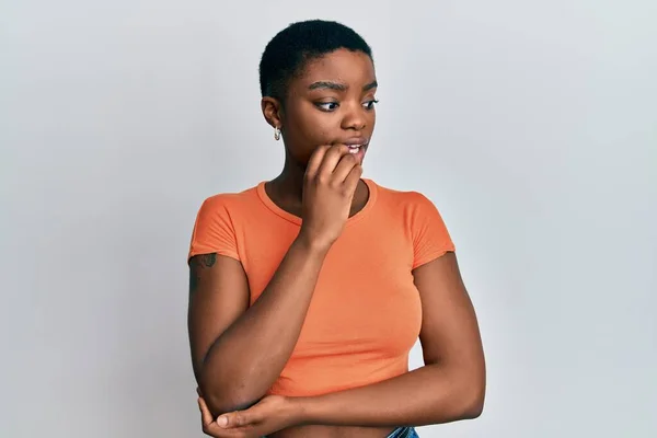 Mladá Afro Americká Žena Nosí Neformální Oranžovou Tričko Vypadá Vystresovaně — Stock fotografie