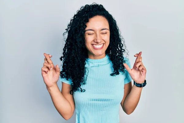 Ung Latinamerikansk Kvinna Med Lockigt Hår Avslappnad Blå Shirt Gestikulerande — Stockfoto