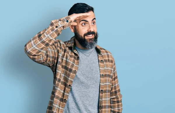 髭を生やしたヒスパニック系の男性は カジュアルなシャツを着て非常に幸せと笑顔遠くに手を頭の上に見ている 検索の概念 — ストック写真