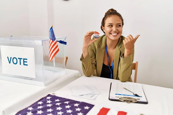 投票によって政治運動で美しいヒスパニック女性親指を指している側に笑みを浮かべて幸せなオープン口 — ストック写真