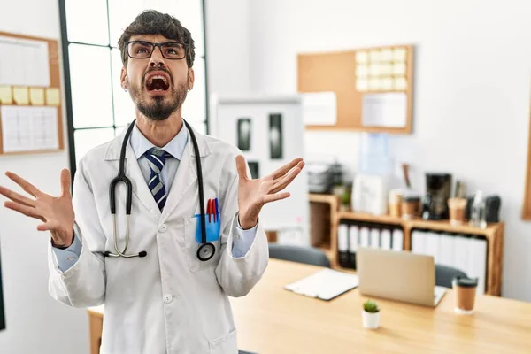 Hispanic Man Beard Wearing Doctor Uniform Stethoscope Office Crazy Mad — Stock Photo, Image