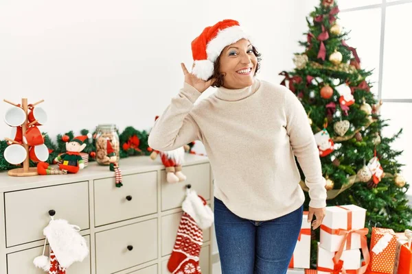 Femme Hispanique Moyen Âge Debout Près Sapin Noël Souriant Avec — Photo