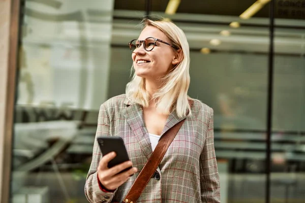 Ung Blond Affärskvinna Ler Glad Med Smartphone Stan — Stockfoto