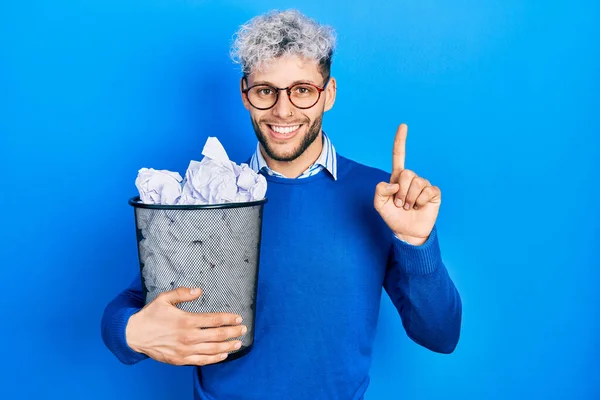 Joven Hombre Hispano Con Cabello Teñido Moderno Sosteniendo Papelera Llena —  Fotos de Stock