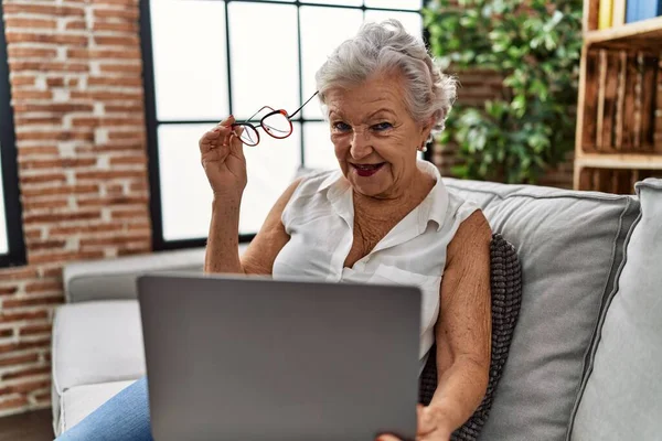 Senior Mujer Pelo Gris Utilizando Ordenador Portátil Sentado Sofá Casa — Foto de Stock