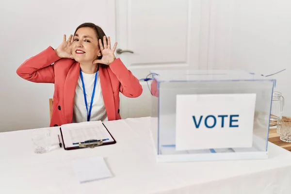 Beautiful Middle Age Hispanic Woman Political Election Sitting Ballot Trying — Stock Photo, Image