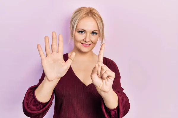 Молода Блондинка Повсякденному Зимовому Светрі Показує Вказує Пальцями Номер Шість — стокове фото
