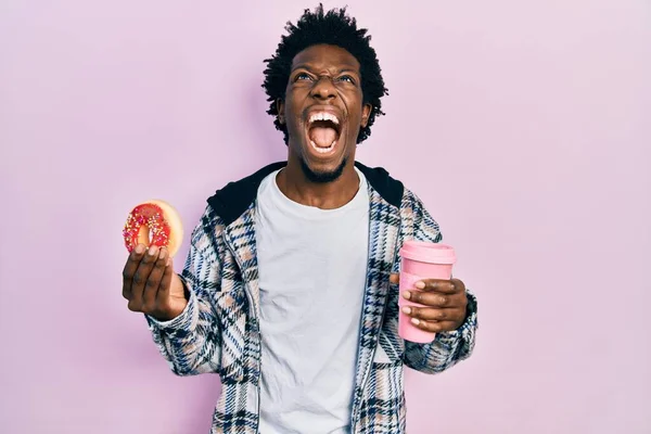 Joven Afroamericano Hombre Comiendo Donut Beber Café Enojado Loco Gritando — Foto de Stock