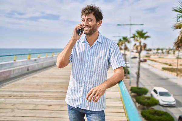 Ung Mann Smiler Glad Når Han Snakker Mobilen Promenaden – stockfoto