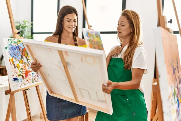 Madre Figlia Sorridente Fiducioso Cercando Disegnare Tela Studio Arte — Foto Stock