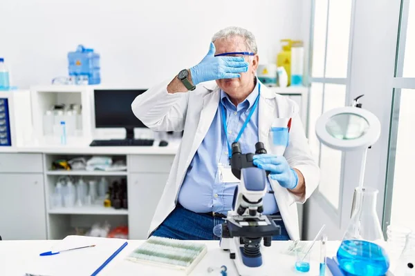 Homem Caucasiano Sênior Trabalhando Laboratório Cientistas Cobrindo Olhos Com Mão — Fotografia de Stock