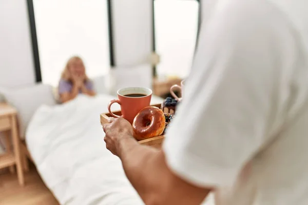 Homem Surpreendendo Sua Namorada Com Café Manhã Cama Casa — Fotografia de Stock