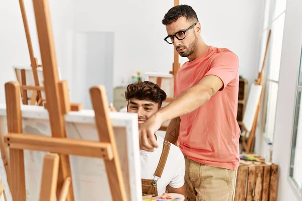 Deux Hommes Hispaniques Professeur Étudiant Dessin Studio Art — Photo