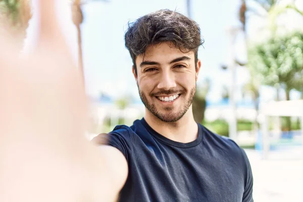 Joven Hombre Hispano Sonriendo Feliz Haciendo Selfie Por Cámara Ciudad —  Fotos de Stock