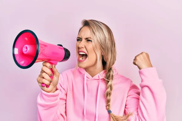 Young Beautiful Blonde Caucasian Woman Shouthing Screaming Megaphone Isolated Pink — ストック写真