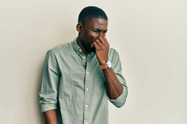 Jonge Afro Amerikaanse Man Casual Kleding Ruikt Iets Stinkends Walgelijk — Stockfoto