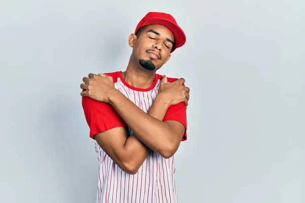 Joven Hombre Afroamericano Vistiendo Uniforme Béisbol Sonriendo Feliz Haciendo Signo —  Fotos de Stock