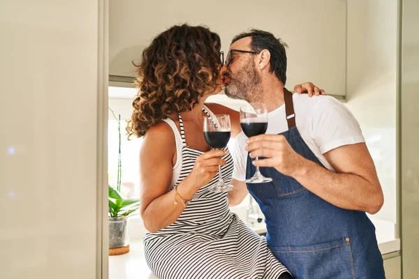 Pareja Hispana Mediana Edad Besando Brindando Con Vino Cocina — Foto de Stock