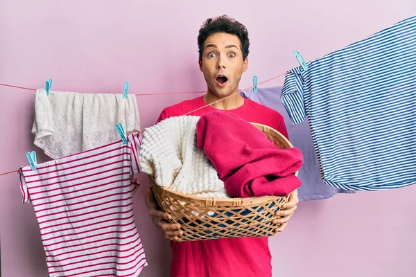 Bonito Homem Hispânico Fazendo Lavanderia Segurando Cesta Vime Com Medo — Fotografia de Stock