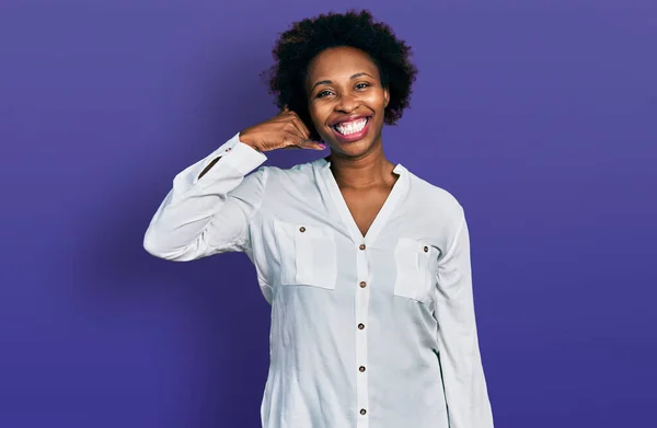Africano Americano Mulher Com Cabelo Afro Vestindo Casual Shirt Branca — Fotografia de Stock