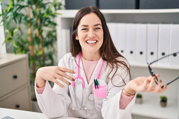 Young Woman Wearing Doctor Uniform Speaking Clinic — Stock Photo, Image