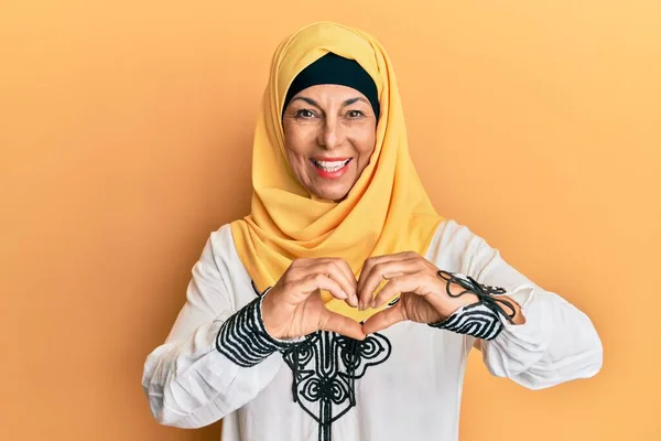 Middle Age Hispanic Woman Wearing Traditional Islamic Hijab Scarf Smiling — Stock Photo, Image