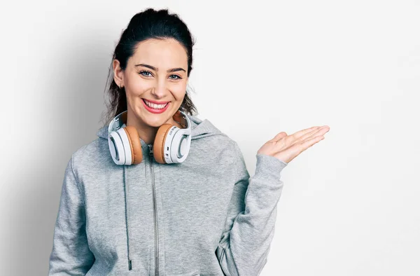 Mujer Hispana Joven Usando Ropa Gimnasio Usando Auriculares Reloj Inteligente —  Fotos de Stock