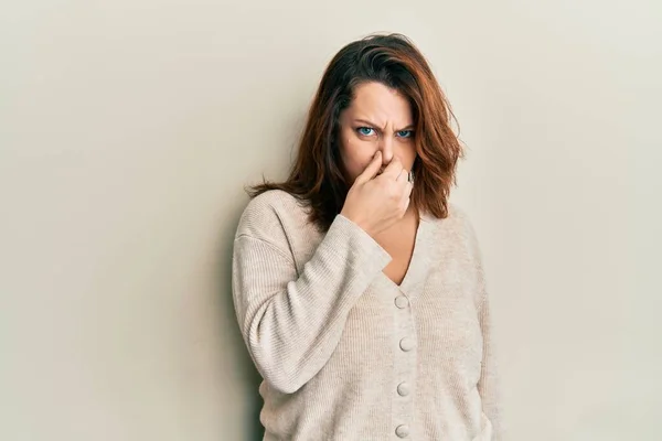 Junge Kaukasische Frau Lässiger Kleidung Die Etwas Stinkendes Und Ekelhaften — Stockfoto