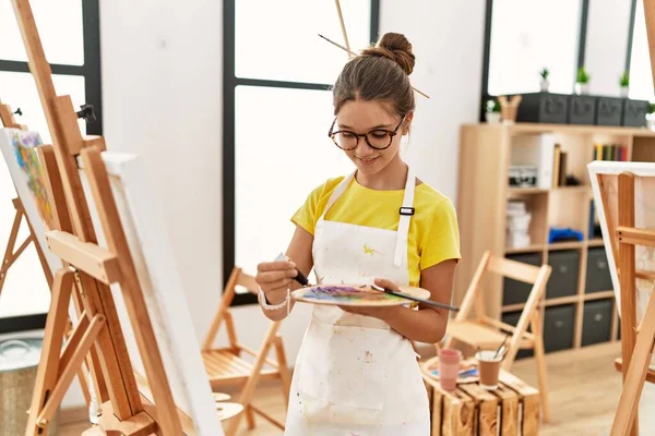 Adorable Chica Sonriendo Seguro Dibujo Estudio Arte — Foto de Stock