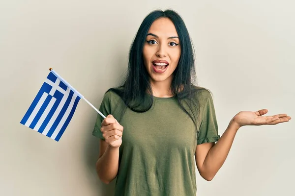 Mladá Hispánka Držící Řeckou Vlajku Slaví Úspěch Šťastným Úsměvem Vítězným — Stock fotografie