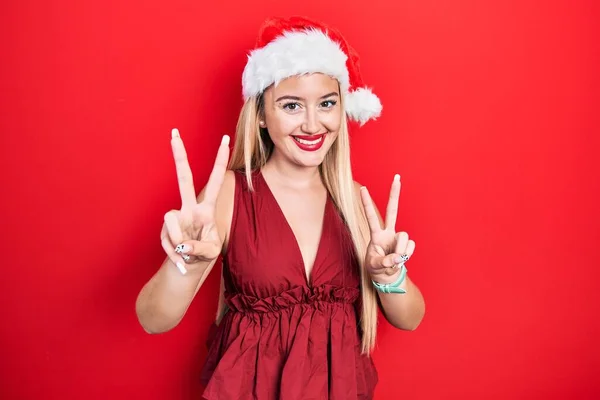 Jong Blond Meisje Met Kerstmuts Lachend Naar Camera Kijkend Met — Stockfoto