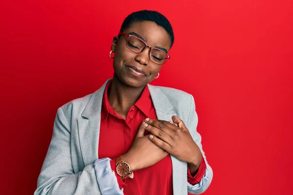 Jovem Afro Americana Vestindo Jaqueta Negócios Óculos Sorrindo Com Mãos — Fotografia de Stock
