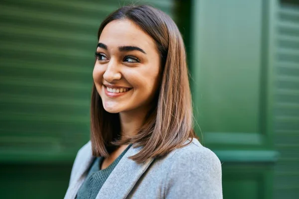 Menina Hispânica Jovem Sorrindo Feliz Cidade — Fotografia de Stock