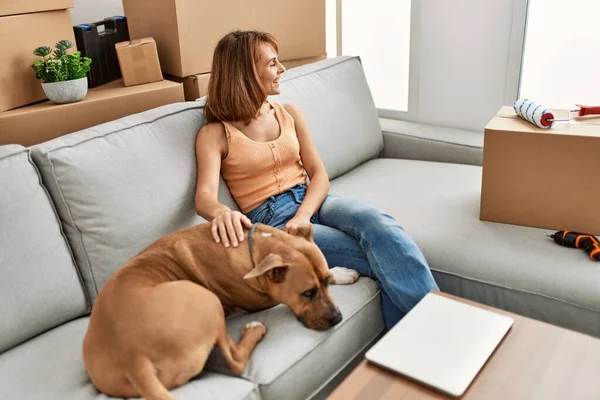 Joven Mujer Caucásica Abrazando Perro Sentado Sofá Casa — Foto de Stock