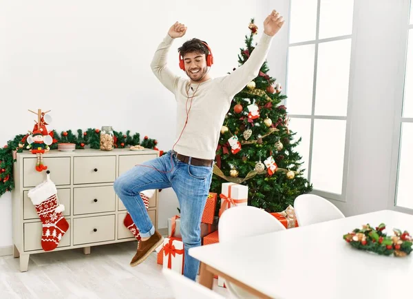Jovem Hispânico Celebrando Natal Usando Fones Ouvido Dançando Casa — Fotografia de Stock