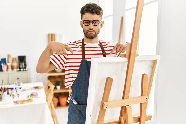 Sanat Stüdyosundaki Arap Genç Adam Üzgün Üzgün Görünüyor Parmaklarıyla Yön — Stok fotoğraf