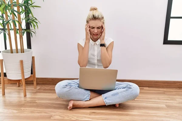 Ung Blond Kvinna Med Hjälp Dator Laptop Sitter Golvet Vardagsrummet — Stockfoto