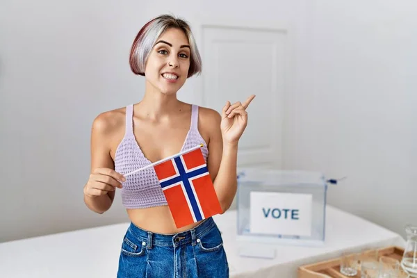 Ung Vacker Kvinna Politisk Kampanj Val Håller Norway Flagga Ler — Stockfoto