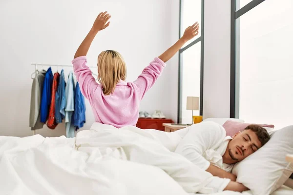 Bir Kadın Uyanıyor Kollarını Açıyor Evdeki Yatakta Yatan Adam — Stok fotoğraf