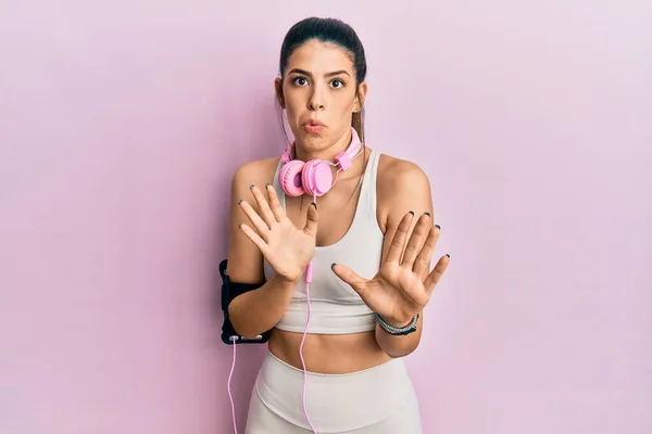 Jovem Hispânica Vestindo Roupas Ginástica Usando Fones Ouvido Afastando Mãos — Fotografia de Stock