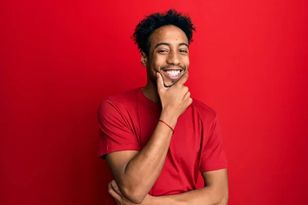 Jovem Afro Americano Com Barba Vestindo Camisa Vermelha Casual Olhando — Fotografia de Stock