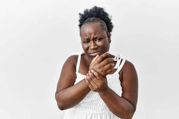 Jonge Afrikaanse Vrouw Die Een Witte Geïsoleerde Achtergrond Staat Pijn — Stockfoto