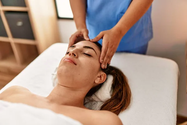 Dos Mujeres Terapeuta Paciente Teniendo Sesión Masaje Facial Centro Belleza — Foto de Stock