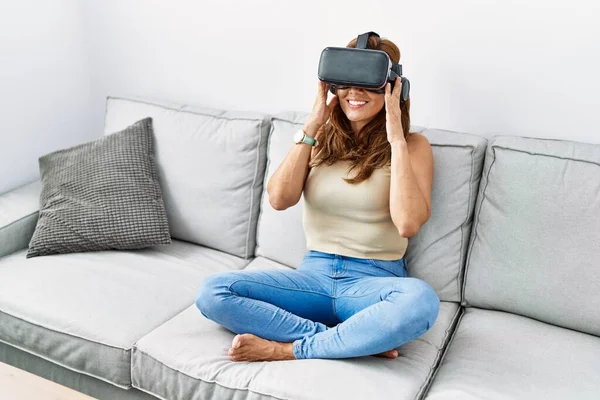 Jovem Mulher Latina Jogando Videogame Usando Óculos Realidade Virtual Casa — Fotografia de Stock