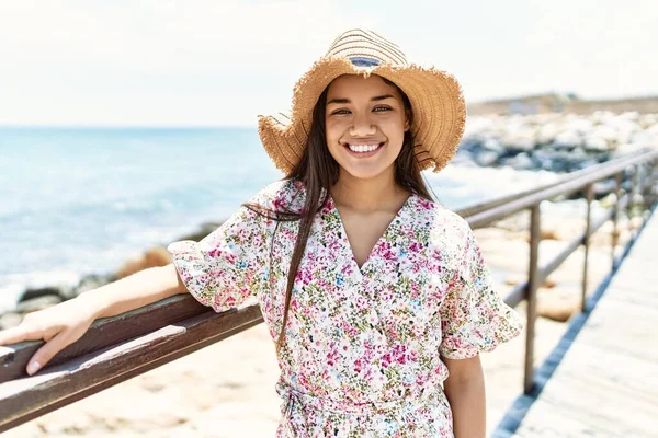 Молодая Латиноамериканка Улыбается Счастливой Летней Шляпе Пляже — стоковое фото